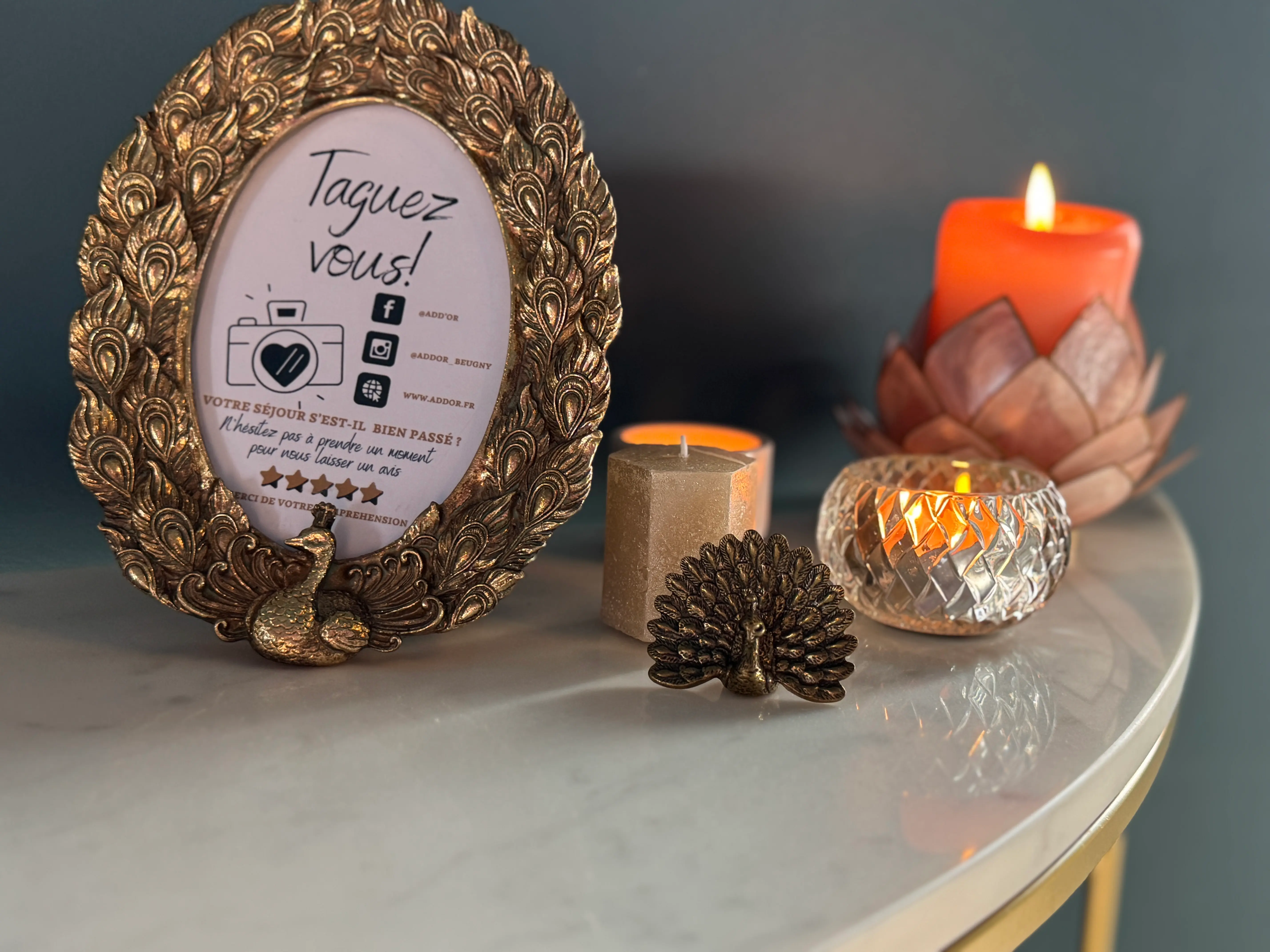 Evier doré thème paon de la suite privative